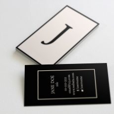 Biglietto da visita minimale con iniziale-3